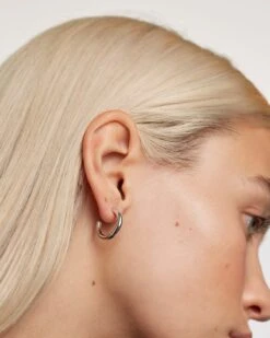 Medium Cloud Silver Earrings -Fashion Accessories 2 AR02 377 U beauty3 e500c425 f2be 4f73 a859 fdb73259b92f